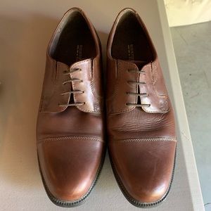 Men’s brown dress shoes